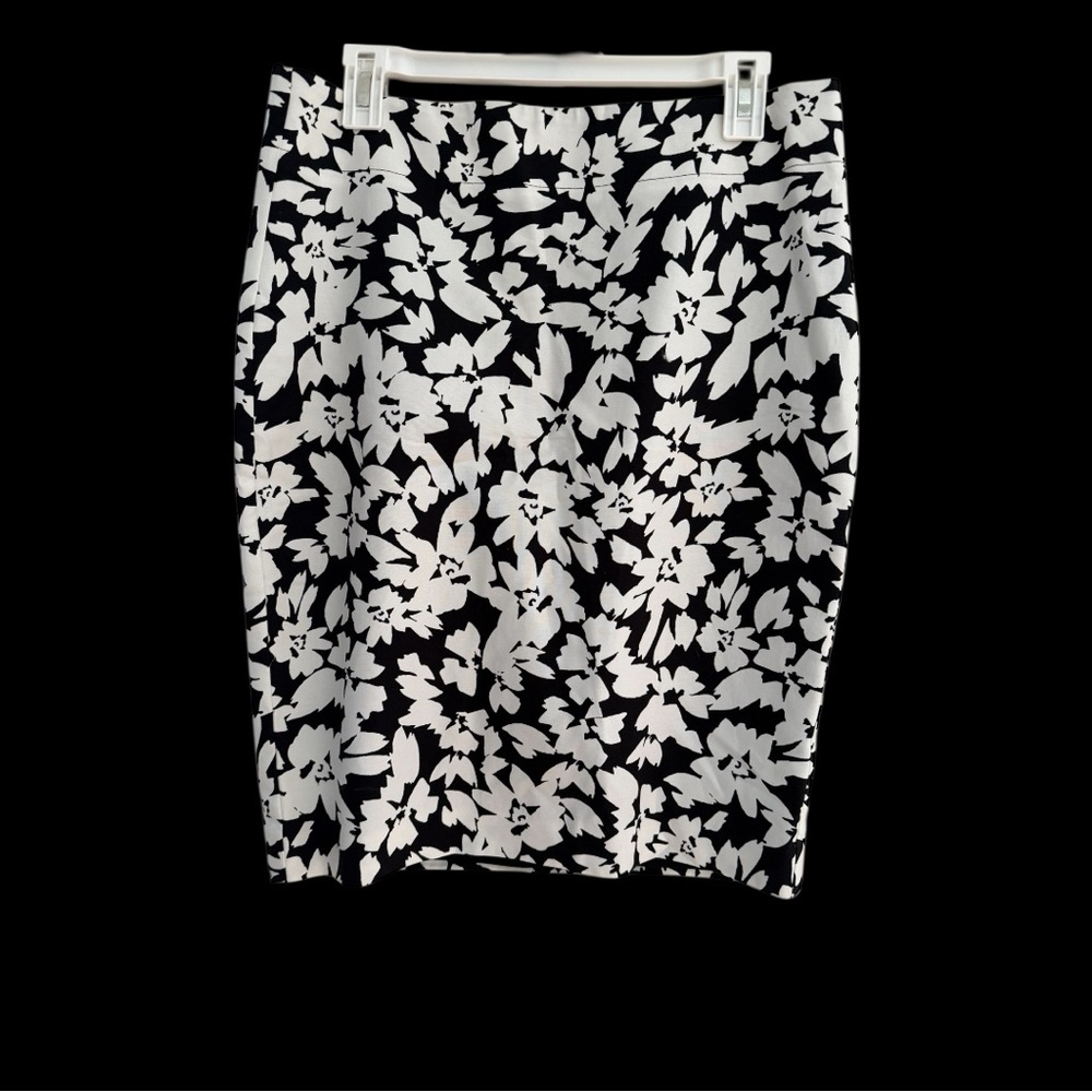 NWT! LOFT Black and White Floral Pencil Skirt (size 8)
